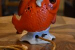 Retro porcelánová lampička červená rybka s andílkem jako noční světlo z 60.–70. let.