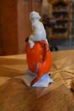 Retro porcelánová lampička červená rybka s andílkem jako noční světlo z 60.–70. let.