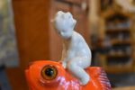 Retro porcelánová lampička červená rybka s andílkem jako noční světlo z 60.–70. let.