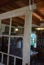 Velká starožitná prosklená dělící stěna s kazetami v historizujícím stylu.
