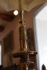 Starožitná secesně kubizující mosazná sloupková lampička s mramorovaným skleněným stínidlem.