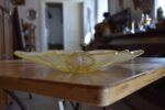 Starožitný talíř ART-DECO z citronově žlutého skla ve tvaru stylizovaného květu připsaný Rudolfu Hlouškovi.
