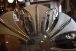 Starožitný talíř ART-DECO z citronově žlutého skla ve tvaru stylizovaného květu připsaný Rudolfu Hlouškovi.