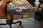 Modernistická pestrobarevná mozaiková váza millefiori připisovaná Ateliéru Beránek, výška 30 cm.