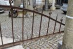 Starožitná ručně kovaná oblouková mřížová nástavba brány šířky 365 cm.