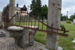 Starožitná ručně kovaná oblouková mřížová nástavba brány šířky 365 cm.
