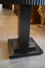 Starožitný odkládací stolek ART-DECO z černě mořeného dubu s kanelovanou kulatou deskou.