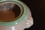 Retro keramická dóza s víčkem Strehla Keramik NDR s mramorovanou glazurou ze 60.–70. let.