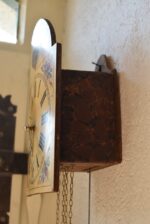 Starožitné lidové hodiny švarcvaldky s kyvadlem a řetízkovým strojkem ze 3. čtvrtiny 19. stol.