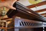 Starožitná renesančně-barokizující dubová knihovna s tordovanými sloupky ze 2. pol. 19. stol.