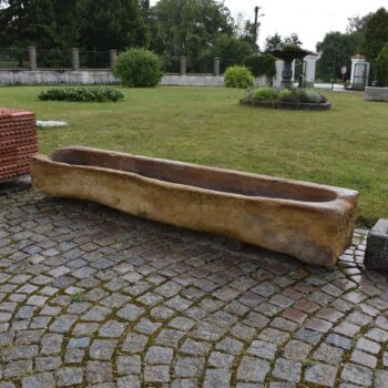 Velké starožitné ručně sekané pískovcové koryto délky 241 cm se staletou patinou.