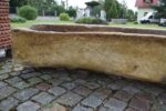 Velké starožitné ručně sekané pískovcové koryto délky 241 cm se staletou patinou.
