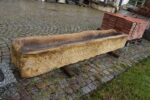 Velké starožitné ručně sekané pískovcové koryto délky 241 cm se staletou patinou.