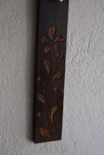 Starožitný závěsný kříž s biskvitovým Kristem na tmavě mořeném dřevě s florální řezbou.