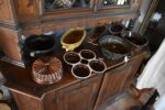 Starožitná měděná bábovka ve tvaru květu s plasticky skládanou profilací okvětních lístků.