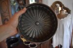 Starožitná měděná bábovka ve tvaru květu s plasticky skládanou profilací okvětních lístků.