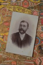 Unikátní obraz Hotel Waldek Plzeň s rakousko-uherskou orlicí z cigarových pásků okolo roku 1900.