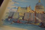 Retro skládací snídaňový stolek Worcester Ware s londýnským motivem katedrály sv. Pavla.