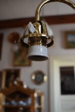 Starožitná secesní mosazná stolní lampa s foukaným zeleným stínidlem ve tvaru květu.