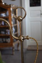 Starožitná secesní mosazná stolní lampa s foukaným zeleným stínidlem ve tvaru květu.