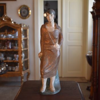 Figurální soška moderní ženy datovaná 1925 v kubizujícím stylu připsaná Otto Gutfreundovi.
