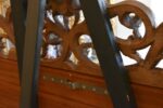 Velké starožitné nástěnné zrcadlo v nákladně řezaném ořechovém rámu v barokně-renesančním stylu.