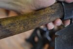 Starožitná tesařská sekera pobíječka s otvorem pro vytahování hřebů z 2. poloviny 19. století.