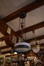 Starožitný výškově nastavitelný secesní salonní lustr z mosazi s kladkovým mechanismem a opálovým stínidlem.