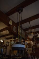 Starožitný výškově nastavitelný secesní salonní lustr z mosazi s kladkovým mechanismem a opálovým stínidlem.