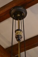 Starožitný výškově nastavitelný secesní salonní lustr z mosazi s kladkovým mechanismem a opálovým stínidlem.
