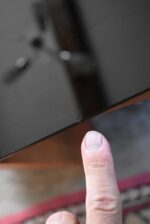 Modernistický čtvercový stolek s černým opaxitovým sklem a mosazným lemováním rohů.