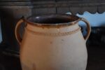 Starožitný barokní hrnec s provazcovým prstencem z okolo roku 1750.