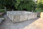 Monumentalny zbiornik z piaskowca pochodzący ze starego browaru z XIX wieku, zestaw składający się z 12 elementów.