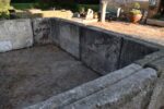 Monumentalny zbiornik z piaskowca pochodzący ze starego browaru z XIX wieku, zestaw składający się z 12 elementów.
