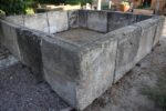 Monumentalny zbiornik z piaskowca pochodzący ze starego browaru z XIX wieku, zestaw składający się z 12 elementów.