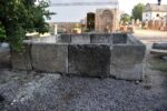 Monumentalny zbiornik z piaskowca pochodzący ze starego browaru z XIX wieku, zestaw składający się z 12 elementów.