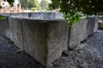 Monumentalny zbiornik z piaskowca pochodzący ze starego browaru z XIX wieku, zestaw składający się z 12 elementów.