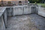 Monumentalny zbiornik z piaskowca pochodzący ze starego browaru z XIX wieku, zestaw składający się z 12 elementów.