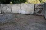 Monumentalny zbiornik z piaskowca pochodzący ze starego browaru z XIX wieku, zestaw składający się z 12 elementów.