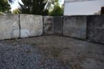 Monumentalny zbiornik z piaskowca pochodzący ze starego browaru z XIX wieku, zestaw składający się z 12 elementów.
