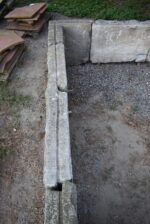 Monumentalny zbiornik z piaskowca pochodzący ze starego browaru z XIX wieku, zestaw składający się z 12 elementów.