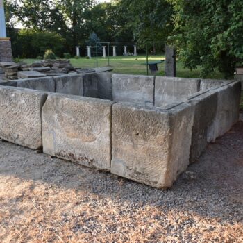 Monumentální pískovcová nádrž ze starého pivovaru z 19. století, sestava 12 dílů.