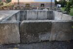 Monumentalny zbiornik z piaskowca pochodzący ze starego browaru z XIX wieku, zestaw składający się z 12 elementów.