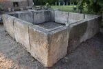 Monumentalny zbiornik z piaskowca pochodzący ze starego browaru z XIX wieku, zestaw składający się z 12 elementów.