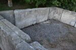 Monumentalny zbiornik z piaskowca pochodzący ze starego browaru z XIX wieku, zestaw składający się z 12 elementów.