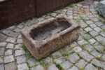 Starožitné ručně sekané pískovcové korýtko délky 62 cm jako zahradní dekorace.