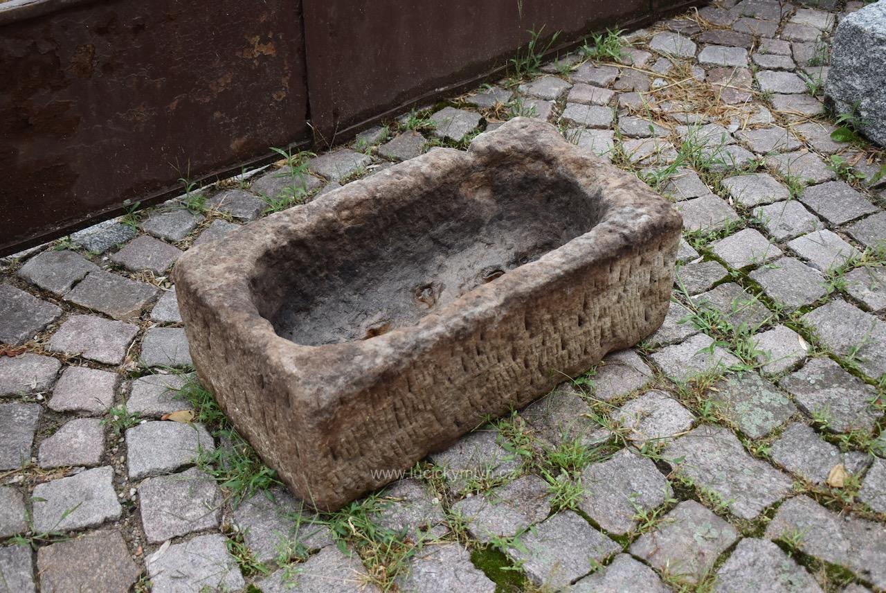 Menší starožitné kamenicky vyrobené korýtko z masivního pískovce dlouhé 62 cm vhodné k pěstování květin nebo jako zahr. pítko Starožitné ručně sekané pískovcové korýtko délky 62 cm jako zahradní dekorace.