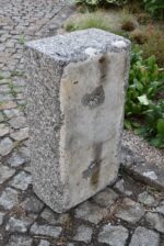 Starožitné ručně sekané žulové korýtko délky 71 cm jako zahradní pítko.