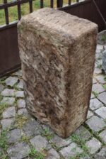 Starožitné ručně sekané pískovcové korýtko délky 62 cm jako zahradní dekorace.