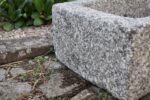Starožitné ručně sekané žulové korýtko délky 71 cm jako zahradní pítko.
